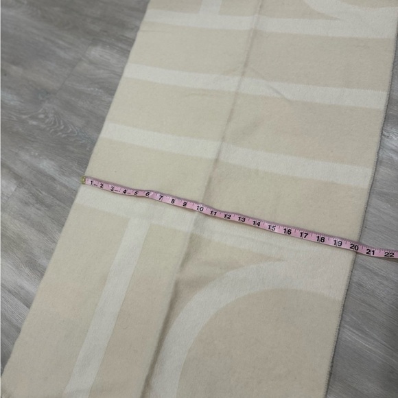 NEW Toteme Monogram jacquard wool scarf eggnog - Picture 5 of 6